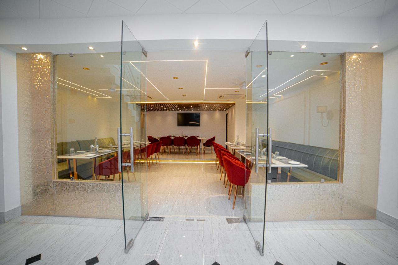 Отель Pearl Courtyard Варанаси Экстерьер фото