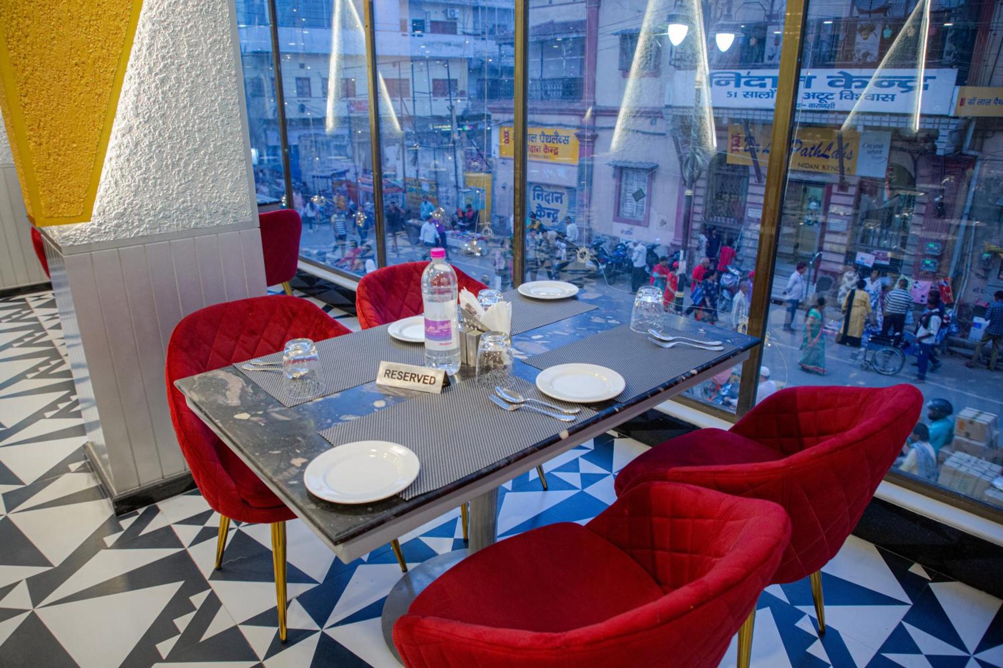 Отель Pearl Courtyard Варанаси Экстерьер фото